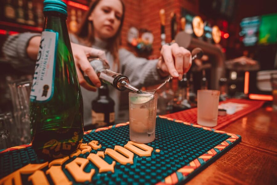 Krakow: Bottomless Brunch with 3-Course Meal and Drinks - Course 1: Nachos with Beer Cheese Sauce