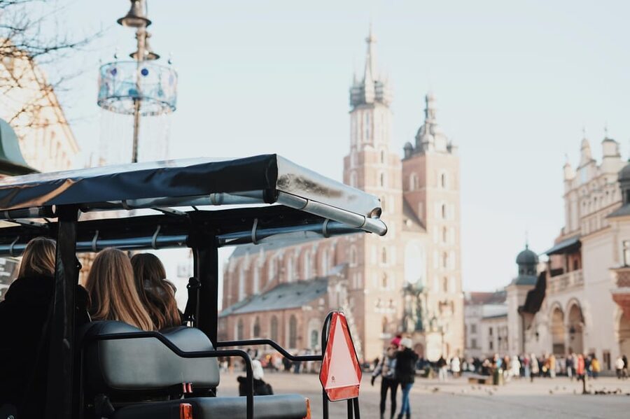 Krakow: City Sightseeing Tour by Golf Cart - Meeting up, language coverage, and the no-large-bags rule