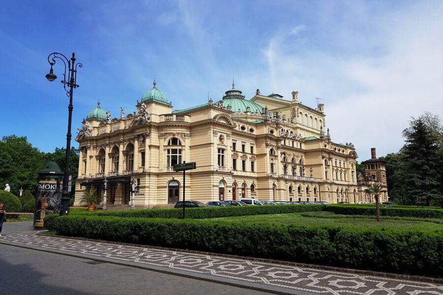Krakow: City Tour by Electric Golf Cart - Ghetto Heroes Square and Schindler’s Factory: how the tour handles WWII context