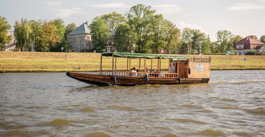 Krakow: Early Bird Vistula River Sightseeing Cruise - Wawel Royal Castle and Wawel Hill: the cruise starts with Krakow’s headline view