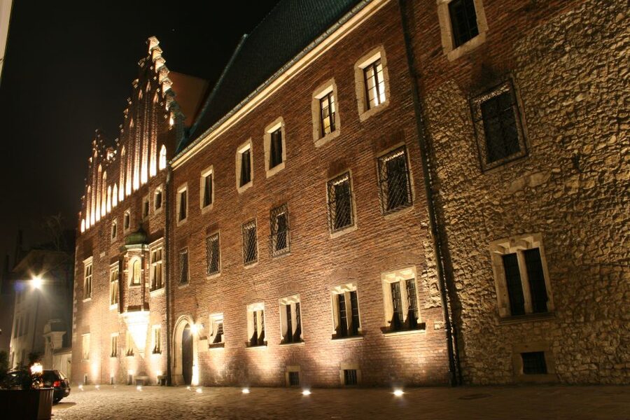 Krakow: Evening Walking Tour with Spooky Stories - Views Toward the Vistula River and the Dragon Legend