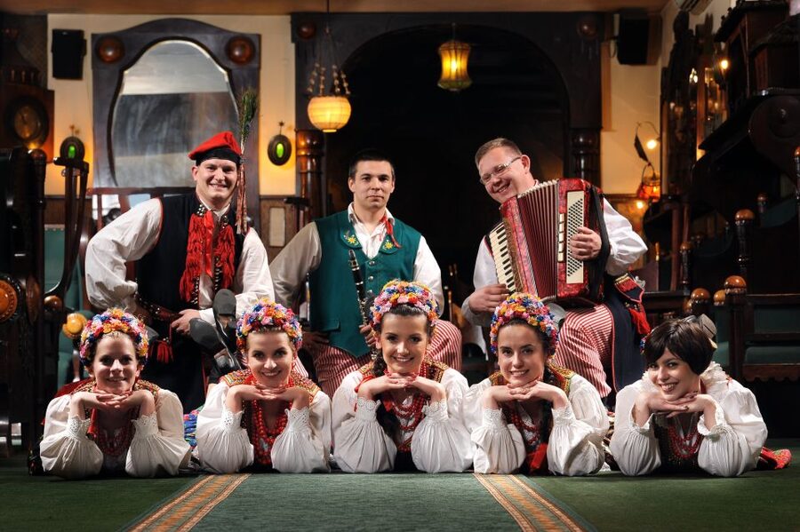 Krakow: Folk Show & 3-Course Dinner at Jama Michalika Café - Two 25-minute folk show sets that keep the energy up
