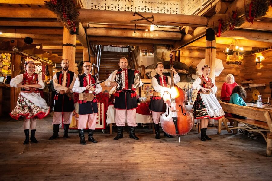 Krakow: Full Traditional Polish Dinner & Folk Show - The menu: three courses plus buffets, with drinks that keep coming