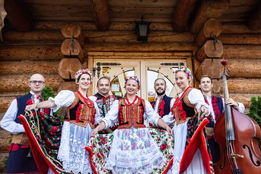 Krakow: Full Traditional Polish Dinner & Folk Show - The real value: what $78 buys you in food, drinks, and transport