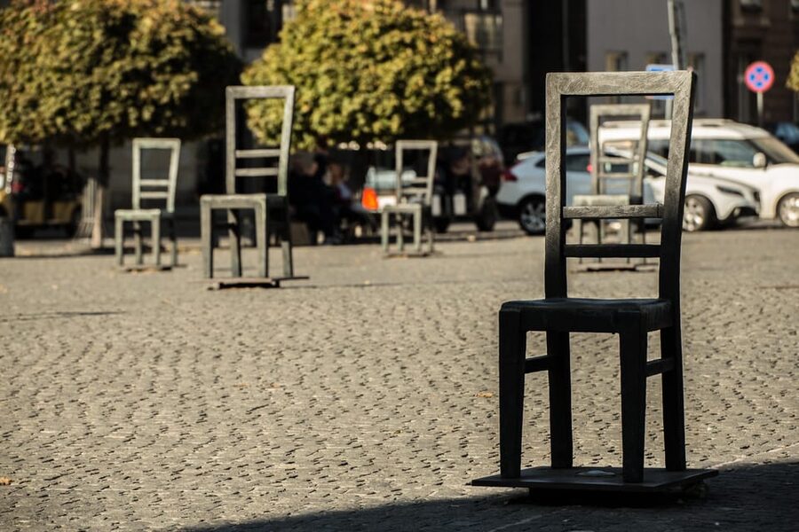 Krakow: Guided Tour of the Jewish Ghetto - Meeting point at Schindler Factory, then straight into Podgórze