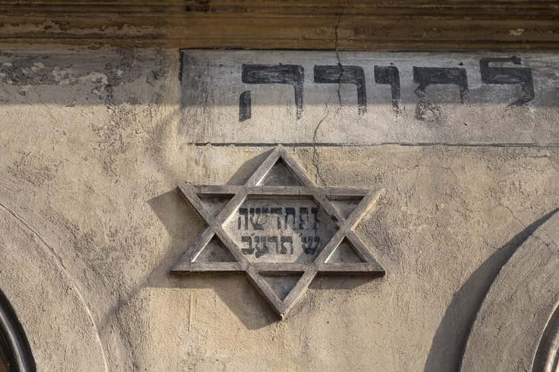Krakow Jewish Quarter Tour, Kazimierz and Ghetto - Entering the Krakow Ghetto: Walls, Heroes Square, and Eagle Pharmacy