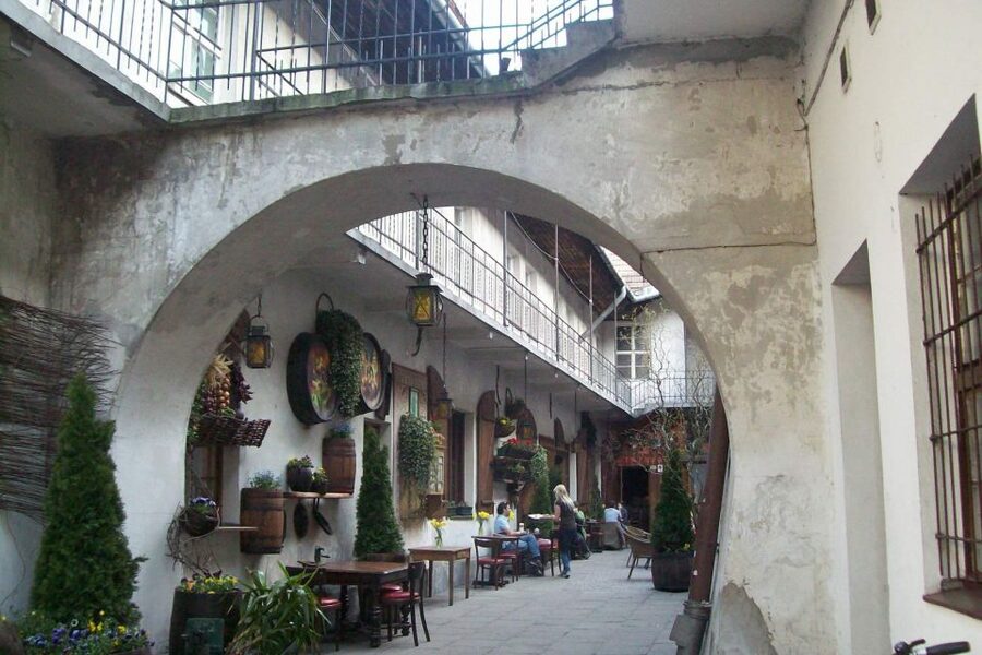 Krakow Kazimierz and Jewish Ghetto Tour with Synagogues - Price and value, why $100 can make sense here