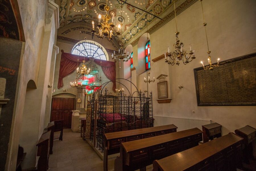 Krakow: Kazimierz Jewish Quarter Guided Walking Tour - Szeroka Street To Tenement Buildings And The Old City Walls