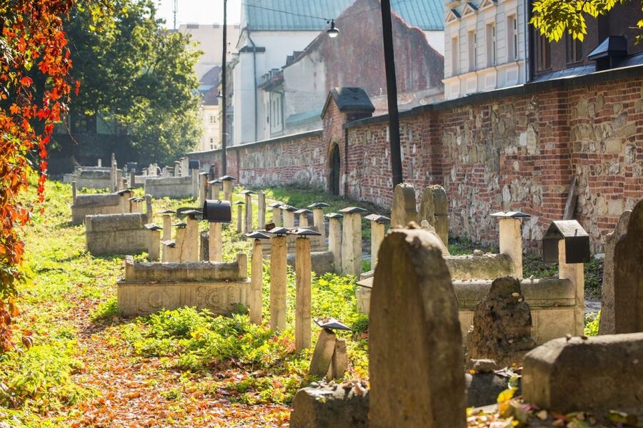 Krakow: Kazimierz Jewish Quarter Guided Walking Tour - Finding Seven Synagogues And One Cemetery In The Maze