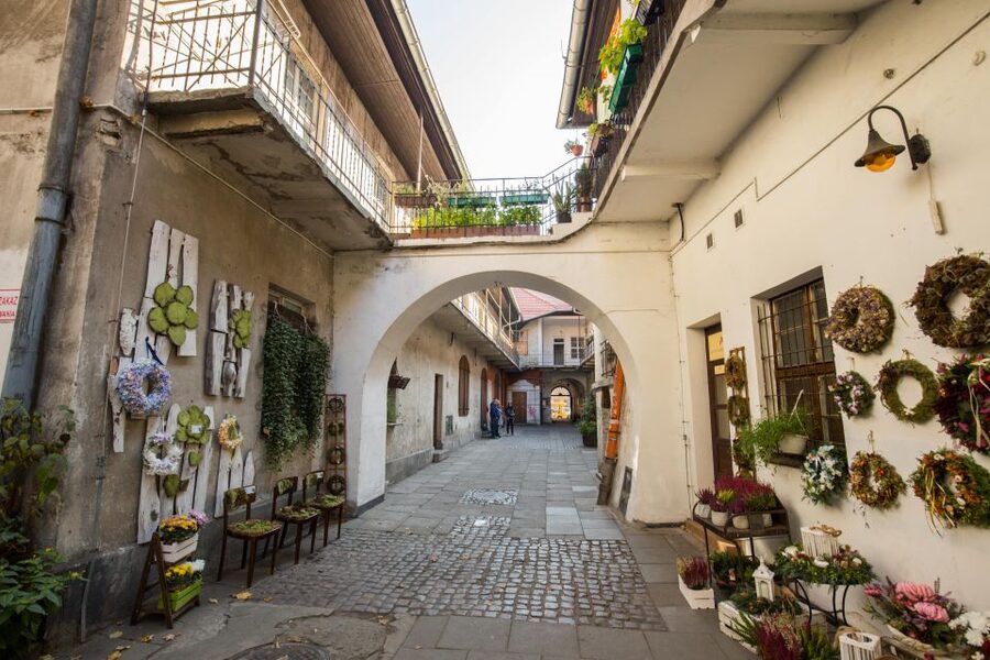 Krakow: Kazimierz Jewish Quarter Walking Tour - Szeroka Street: The Historic Heart of Jewish Krakow