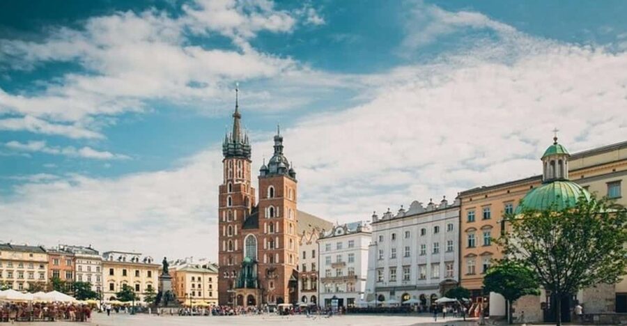 Krakow : Must-See Walking Tour With A Guide - Main Market Square, Rynek Główny, and the art of standing in the right place