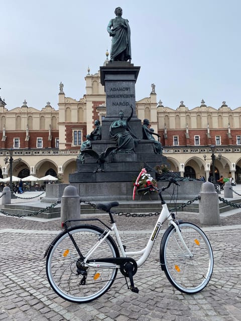 Krakow: Old Town and Kazimierz Guided Bike Tour - Florian Gate and Barbican: the fast start for your Krakow map