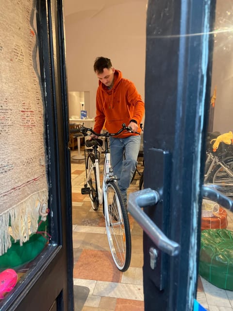 Krakow: Old Town and Kazimierz Guided Bike Tour - Getting set up at ZeeTour, and why the bike matters