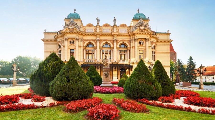 Krakow: Old Town Audioguided walking Tour - Start at Tourist Information Bracka 15, then run the show yourself