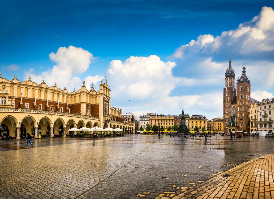 Krakow: Old Town Rynek Underground Entry and Guided Tour - 11th-century burials and the reconstructions that make it real