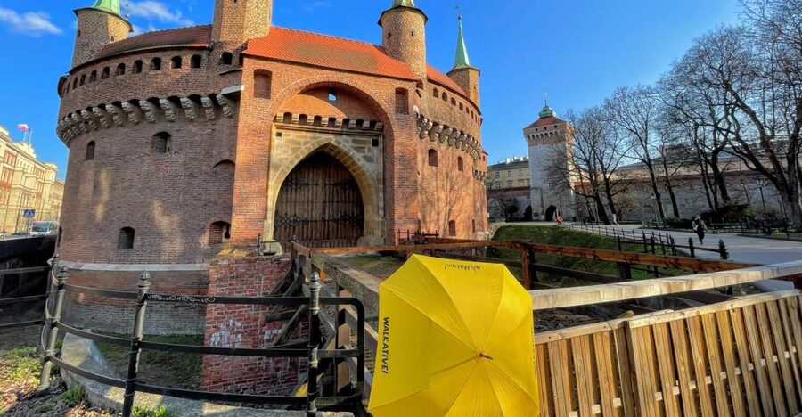 Kraków: Old Town & Wawel Castle Walking Tour in English - Entering Krakow’s UNESCO Old Town through the Royal Route