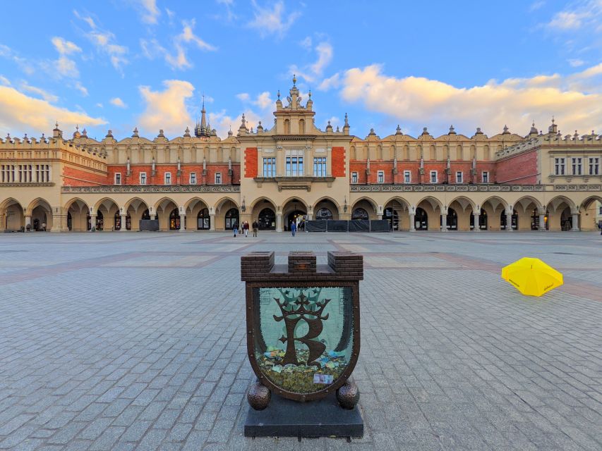 Kraków: Old Town & Wawel Castle Walking Tour in English - Wawel Dragon, legend you can place on the map