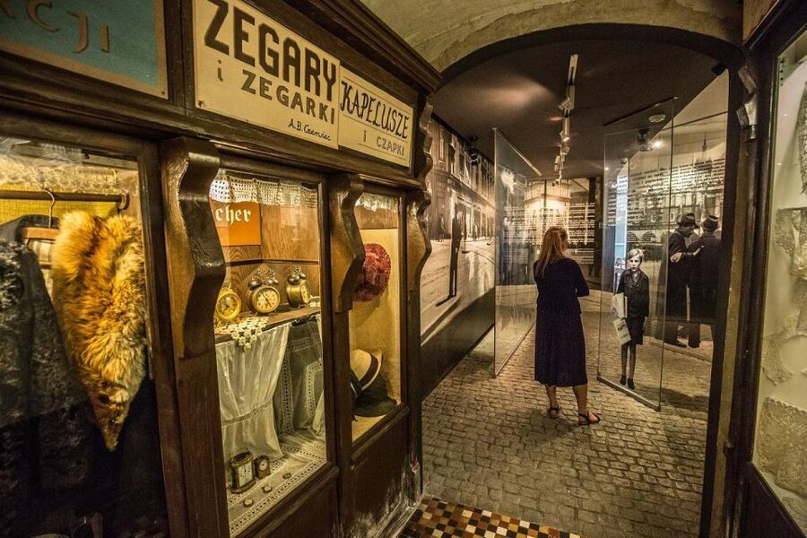 Kraków: Oskar Schindler's Factory Tour and Admission Ticket - The story the guide brings to Kraków under occupation