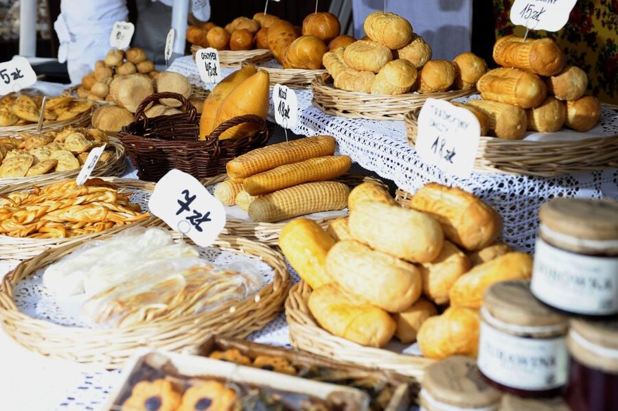 Krakow: Pierogi Home Cooking Class - Farmers market shopping, bargaining, and practical Polish phrases