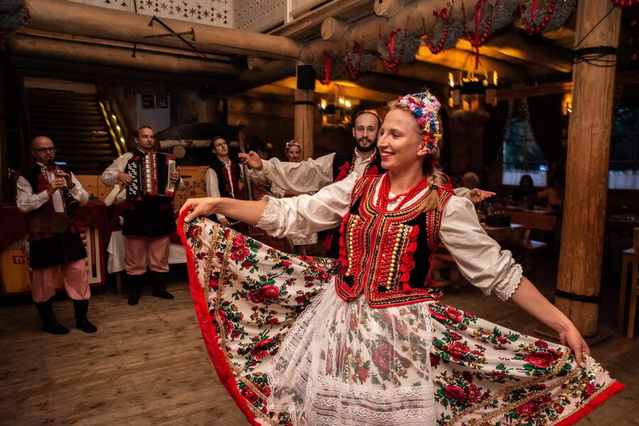 Krakow: Polish Folk Night with Dinner and Unlimited Drinks - Getting to the bus start at Vis a Vis Dietla 7 (and why accuracy matters)