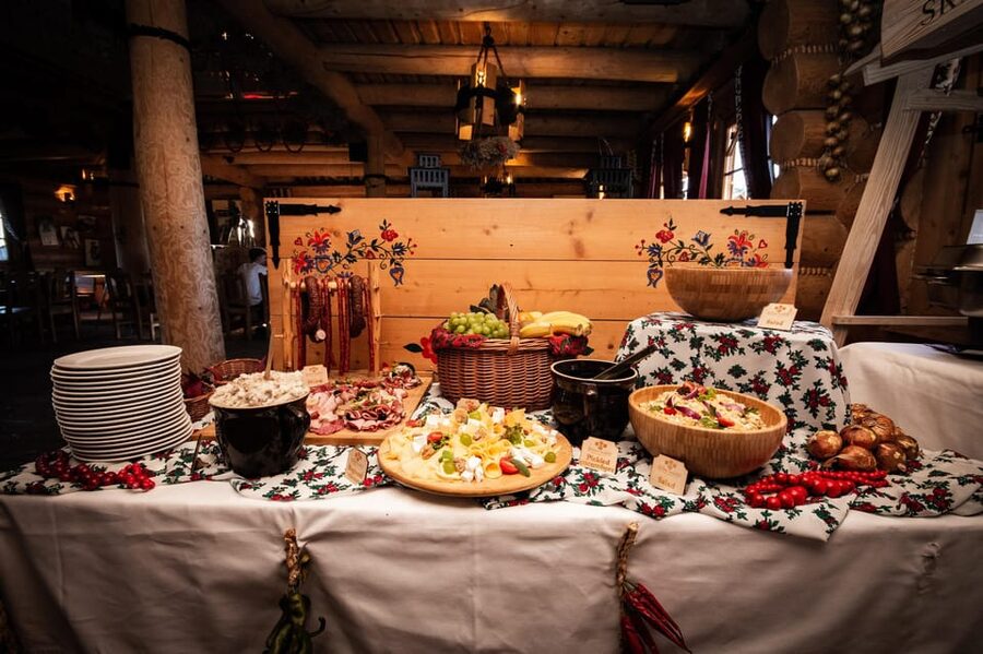 Krakow: Polish Folk Night with Dinner and Unlimited Drinks - The double-decker bus ride to the countryside and the value of the in-between time