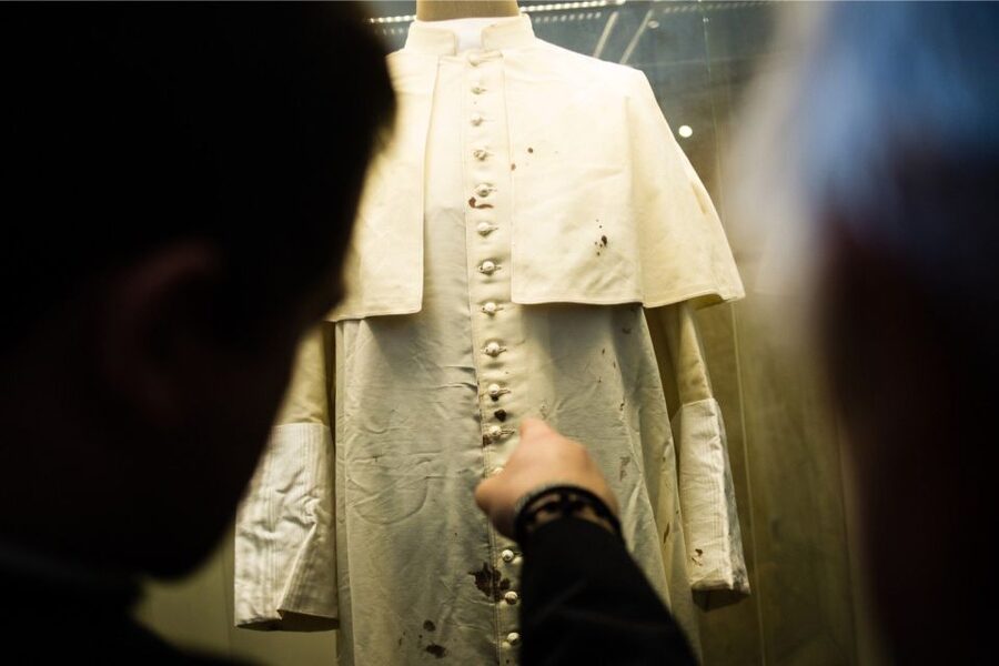 Krakow: Pope John Paul II Guided Tour with Home & Sanctuary - Guides, Drivers, and the Quality Factor You Should Care About