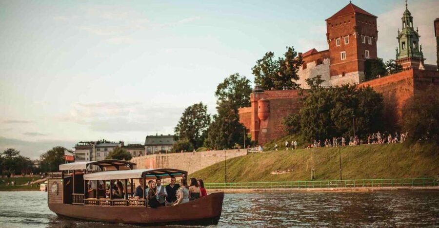 Krakow: Private Traditional Gondola Cruise - The river route: Old City landmarks, Wawel Hill, and Kazimierz vibes