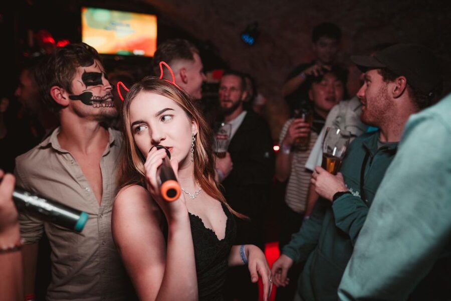 Krakow: Pub Crawl with 1 Hour of Unlimited Alcoholic Drinks - Night Timing: The 3 AM Final Club Push