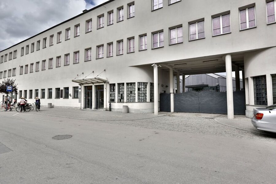 Krakow: Schindler's Factory Expert GuidedTour with Skip-line - Life in the Ghetto: Narrow Passages and Recreated Apartment Life