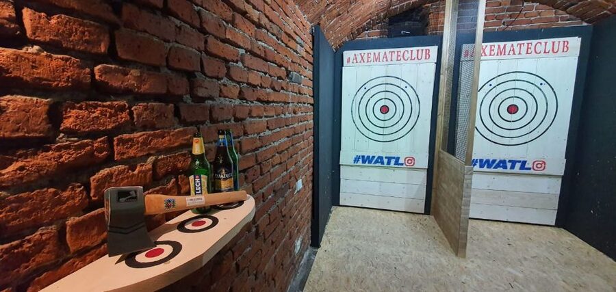 Kraków: Shurikens, Kunais, Knives, Tomahawks, Axes, Shooting - Axe Mate Club in Krakow: what makes this combo work