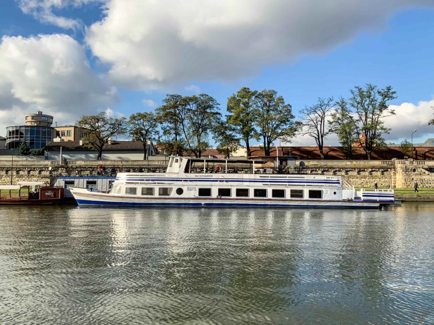 Krakow: Sightseeing Cruise by Vistula River - A one-hour Vistula River cruise that turns landmarks into real orientation