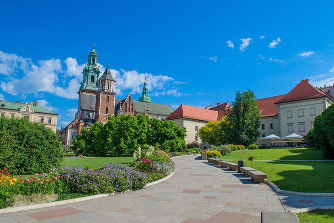 Krakow: Skip-the-Line Wawel Castle & Old Town Guided Tour - Why Wawel Castle and Krakow Old Town fit together so well