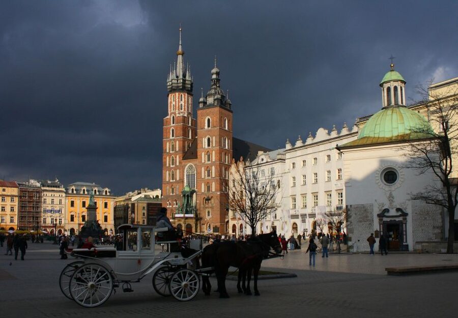Krakow: Skip-the-Line Wawel Castle & Old Town Guided Tour - Languages and guide style: why strong guides keep this tour feeling worth it