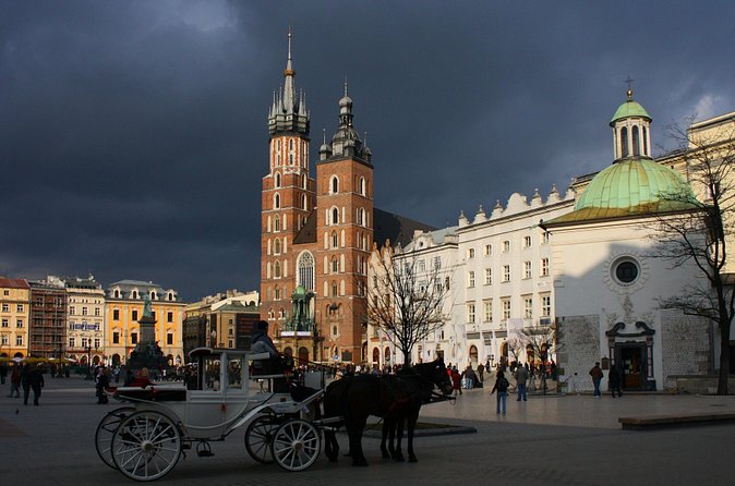 Krakow: Skip-the-Line Wawel Castle & Old Town Guided Tour - Skip-the-line Wawel State Rooms: where the castle story turns real