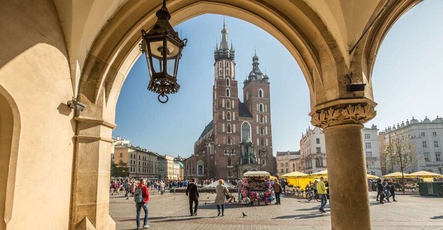 Krakow: Traditional Street Food Walking Tour - The 90 minute flow, from Main Square to Stary Kleparz