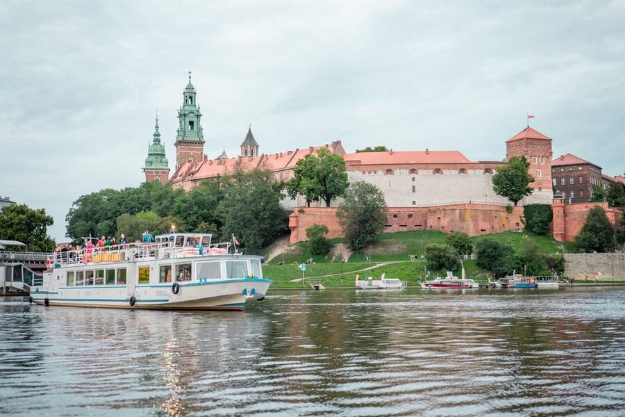 Krakow: Vistula River Sightseeing Cruise ️ - Meeting by Sheraton, finding Kapitan Victor, and getting on with minimal fuss