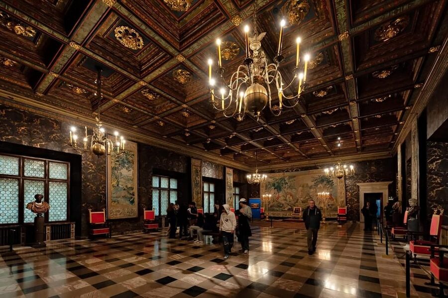 Krakow: Wawel Castle and Cathedral Guided Tour - Why Wawel feels like Krakow’s real center