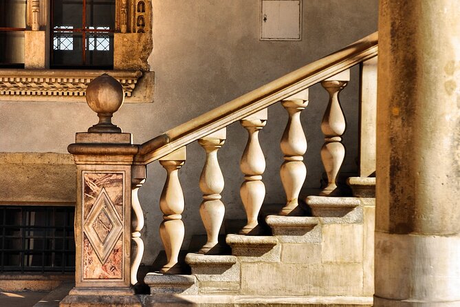 Krakow: Wawel Castle & Cathedral Guided Tour - Etiquette, walking, and how to avoid tour-day annoyances