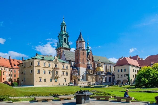 Krakow: Wawel Castle Guided Tour with Skip-The-Line Entry - Statue of John Paul II: A Quick Stop With Big Context