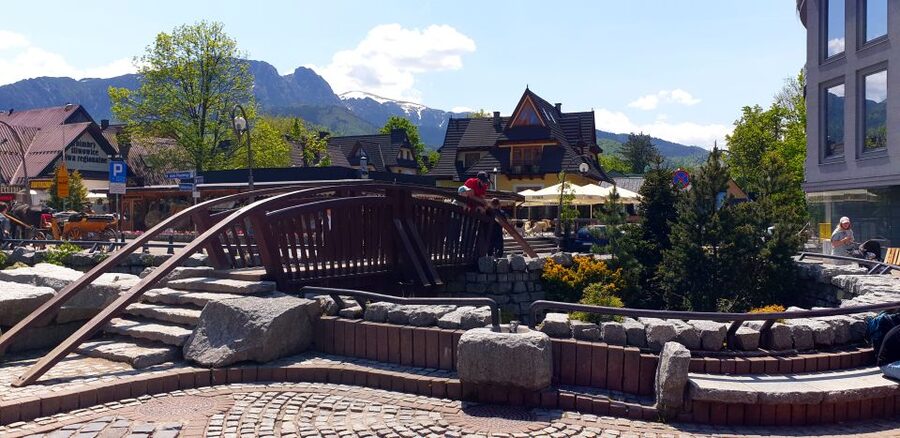 Krakow: Zakopane, Funicular, Cheese, and Highland Day Trip - Wielka Krokiew and Jaszczurówka: classic Zakopane photo moments