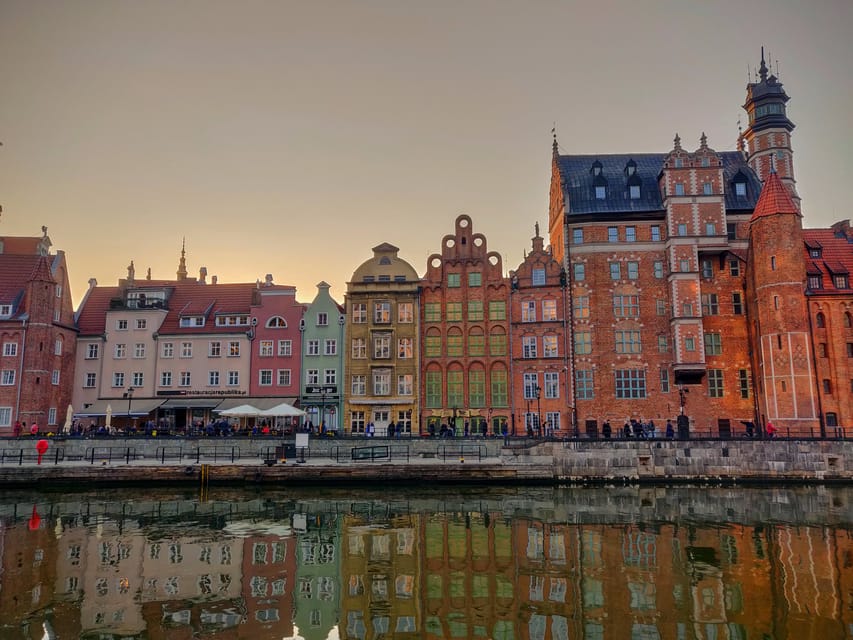 Main City in Gdańsk - tour in Polish - Starting at Złota Brama with yellow umbrellas