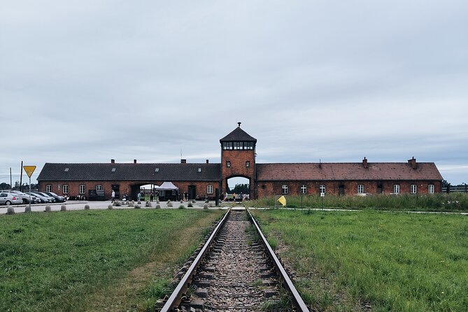 Private Guided Tour to Auschwitz & Birkenau from Krakow - Wawel Hill stop: Polish pride before you face the memorial sites