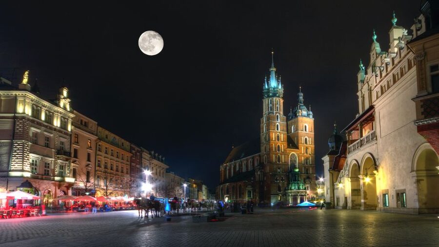Private Krakow Tour: St. Mary’s, Cloth Hall & More - Collegium Maius Courtyard Views and the Krakow of Scholars