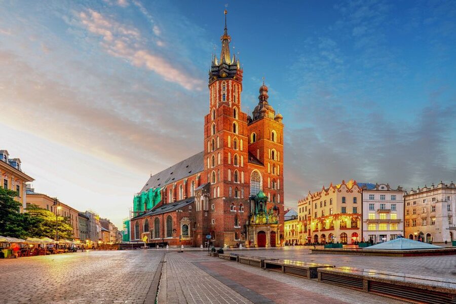 Private Krakow Tour: St. Mary’s, Cloth Hall & More - The Hejnał Bugle Call, and Why Ending in the Square Works