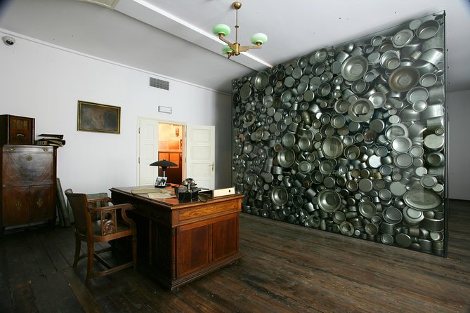 Schindler's Factory Guided Tour in Krakow & skip the line ticket - Guides, group size, and the audio reality in small rooms