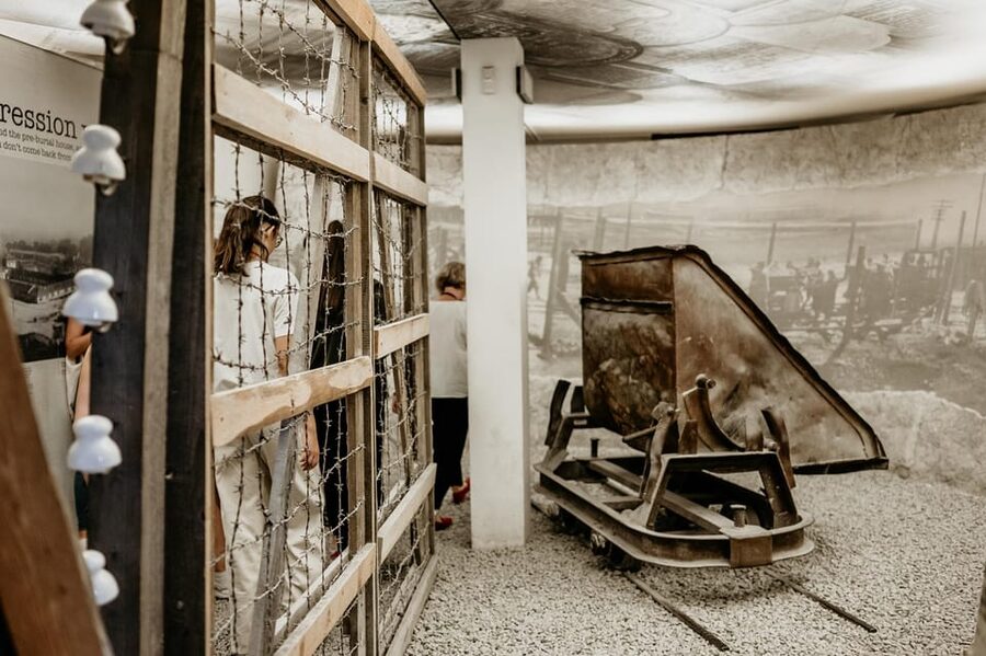 Schindler's Factory Museum in Krakow - Guided Tour - Language Options, Group Size, and Hearing the Guide