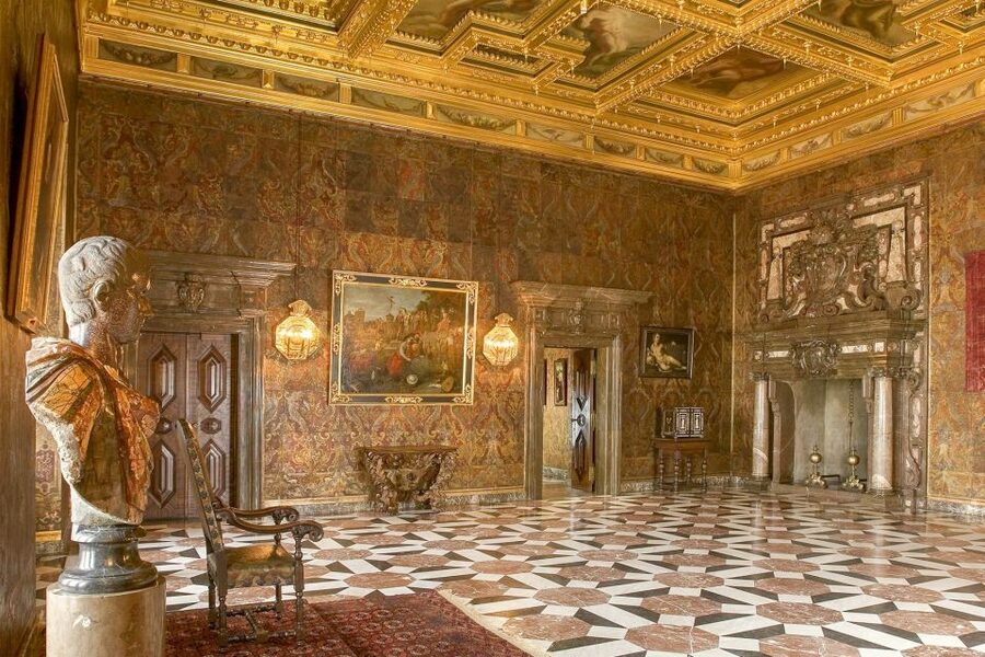 Skip-the-Line Wawel Castle Chambers Private Tour - Crown Treasury in the 4-hour option: crowns and power objects