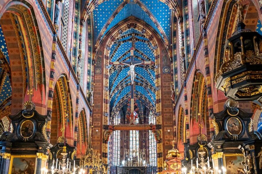 St. Mary's Basilica and more - a short walk with a guide - A 90-minute route that connects St. Mary’s Basilica to Krakow’s Main Square