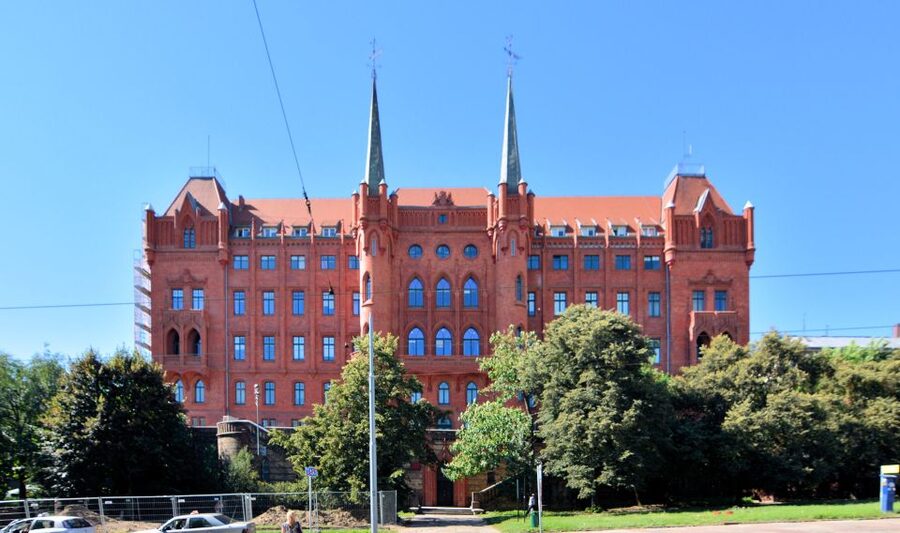 Szczecin: Old Town Highlights Private Walking Tour - The 4-hour option: climbing 110 m, then Solidarity square and Karlowicz glass