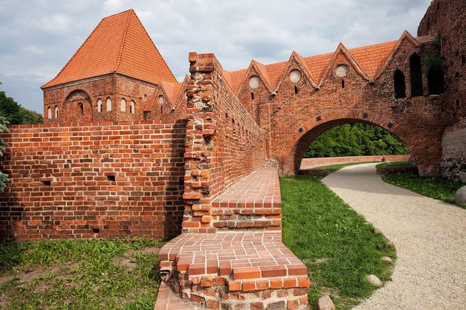 Torun Living Museum of Gingerbread and Old Town Private Walking Tour - Meeting at Nicolaus Copernicus Monument, Then Getting Oriented Fast